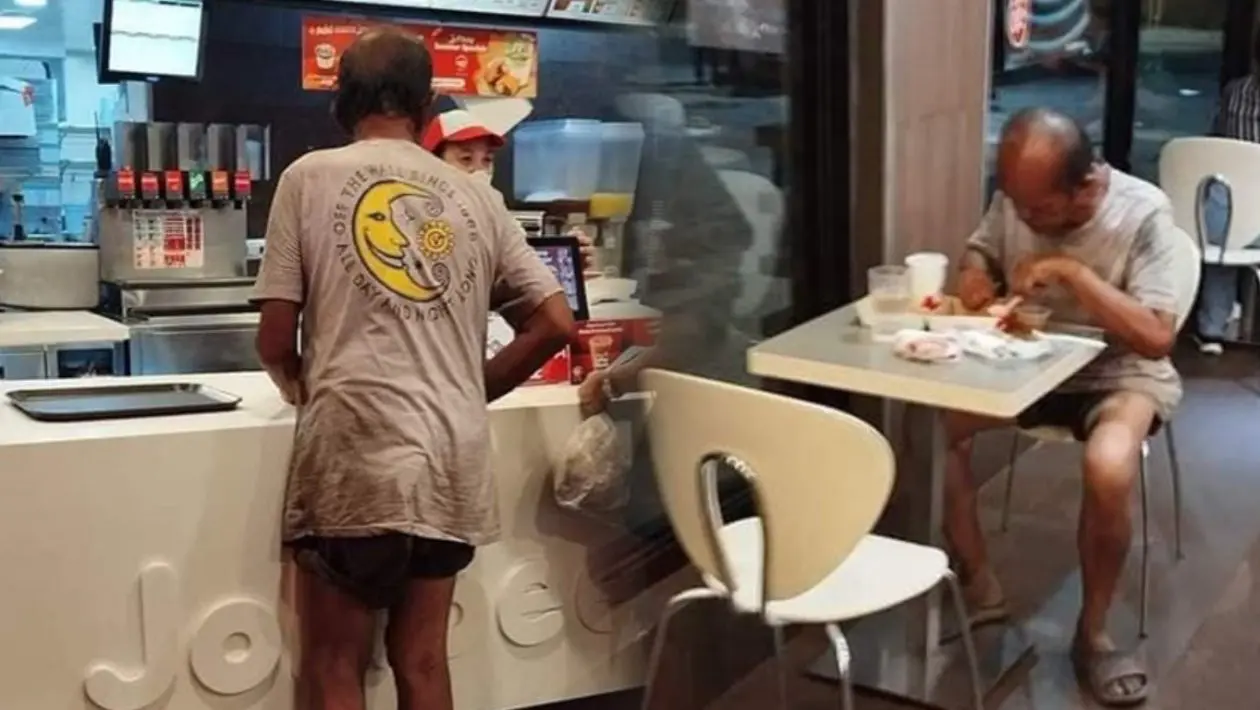 Lolo, humingi ng tubig dahil gutom, pinakain ng crew sa Jollibee