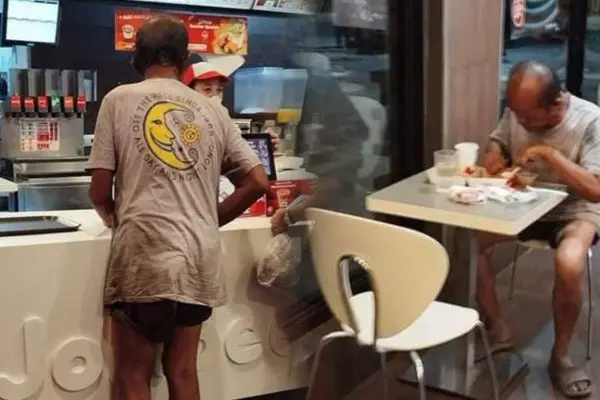 Lolo, humingi ng tubig dahil gutom, pinakain ng crew sa Jollibee